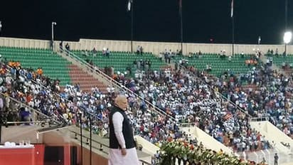 ഒമാനില് ആളില്ലാ കസേരകളോട് മോദിയുടെ പ്രസംഗം