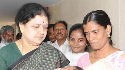 Few days after Amma's death, Sasikala finds a new 'Jayalalithaa'