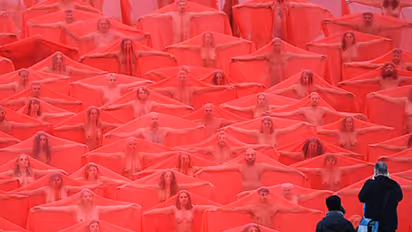 ക്യാമറയ്ക്ക് മുന്നില് നഗ്നരായി അഞ്ഞൂറുപേര്!