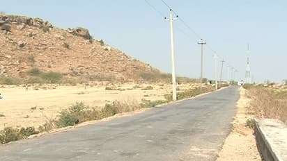 ರಸ್ತೆ ಮಂಜೂರಾಗಿದ್ದು ಗ್ರಾಮೀಣ ಭಾಗಕ್ಕೆ, ನಿರ್ಮಾಣವಾಗಿದ್ದು ರಾಜಕಾರಣಿ ಮನೆ ದಾರಿ