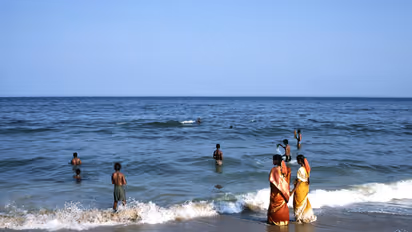 Marina Beach: சென்னையில் அதிர்ச்சி.. திடீரென 10 முதல் 15 மீட்டருக்கு உள்வாங்கிய கடல்.. பீதியில் பொதுமக்கள்.!