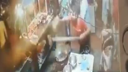 அடப்பாவிங்களா... உணவு நல்லா இல்லன்னு சொன்னதுக்கு கொதிக்கிற எண்ணைய ஊத்துவீங்களா...!