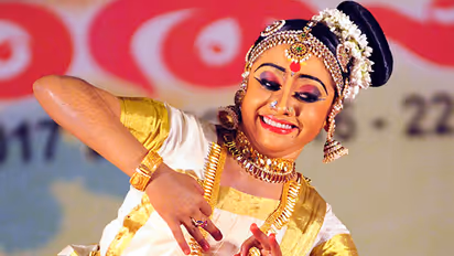 കലോത്സവം ഫോട്ടോ ഫിനിഷിലേക്ക്; സ്വർണക്കപ്പിനായി ഇഞ്ചോടിഞ്ച് പോരാട്ടം