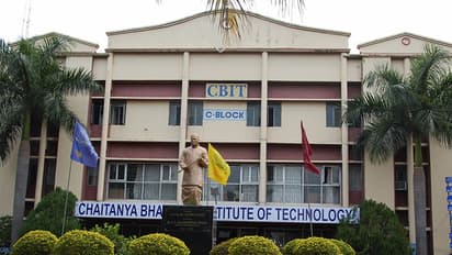 విద్యార్థిని చీటింగ్ చేసిన లెక్చరర్ ... అరెస్టు చేసిన పోలీసులు