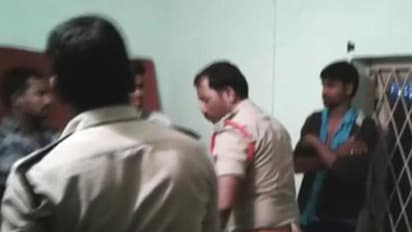 యువకులను చితకబాదిన పోలీసులు (వీడియో)
