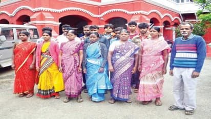 சேறும், சகதியுமான சாலை: எப்போ யானை தாக்குமோ என்ற பயத்தோடு பள்ளி செல்லும் குழந்தைகள்…