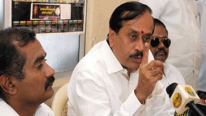 ஆளுநருக்கு சப்போர்ட் செய்ததுதான் சாக்கு... ஹெச்.ராஜாவை போட்டு தாக்கும் நெட்டிசன்கள்...!