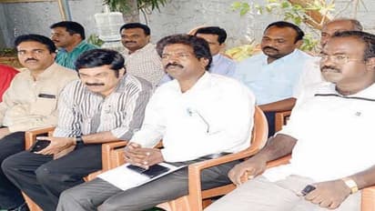 நிலையான சம்பள விகிதங்களை வழங்கக் கோரி பி.எஸ்.என்.எல் அதிகாரிகள் தொடர் உண்ணாவிரதத்தில் குதித்தனர்…