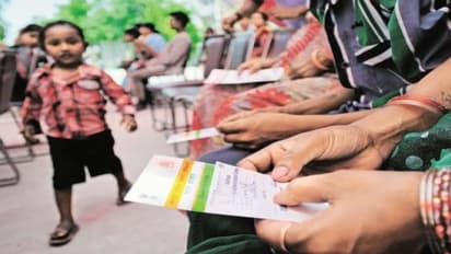 பான், ஆதார் கார்டில் பெயர் தவறாக இருக்கிறதா? - திருத்தம் செய்ய வருமான வரித்துறை புதிய வசதி