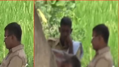 (ವಿಡಿಯೋ)ಮರದ ಹಿಂದೆ ಕುಳಿತು ದೂರುದಾರರಿಂದ ಮಸಾಜ್ ಮಾಡಿಸಿಕೊಳ್ಳುತ್ತಾನೆ ಈ ಪೊಲೀಸಪ್ಪ!