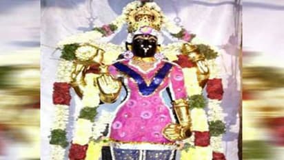 అమ్మవారికి పంజాబీ డ్రస్ వేసిన అర్చకులు.. వైరల్ గా మారిన ఫోటో