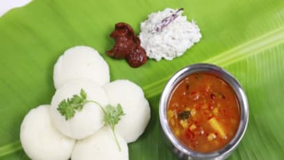 நாம் தினமும் சாப்பிடும் இட்லியில் எவ்வளவு நன்மைகள் இருக்குனு இதை வாசிச்சு தெரிஞ்சுக்குங்க...