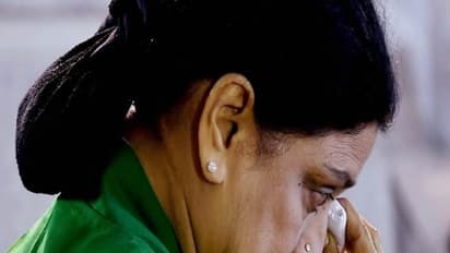 தூங்காத இரவுகள், பசிக்காத பகல்கள்: சசி டீமை வேட்டையாடி விளையாடும் ரெய்டுகள்...