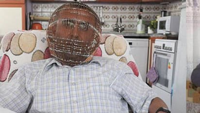 ഭര്ത്താവിന്റെ തല ഇരുമ്പ് കൂട്ടിനുള്ളിലാക്കി താക്കോലിട്ട് പൂട്ടി; വിചിത്രമായ സംഭവത്തിന് പിന്നില്