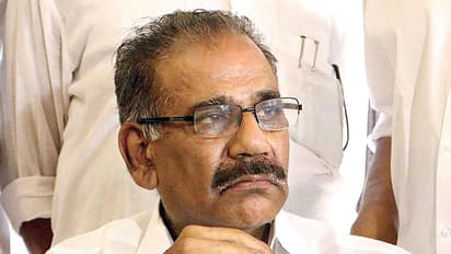 നിന്ന് യാത്ര ചെയ്യുന്നതിന് വിലക്ക്;പുനപരിശോധന ഹര്ജിക്കൊരുങ്ങി ഗതാഗതമന്ത്രി