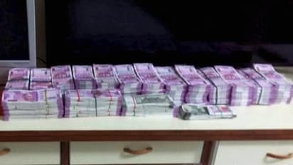 ఇబ్రహీం పట్నంలో డబ్బు పట్టివేత: టీఆర్ఎస్ మాజీ ఎమ్మెల్యేదంటూ ఆరోపణలు