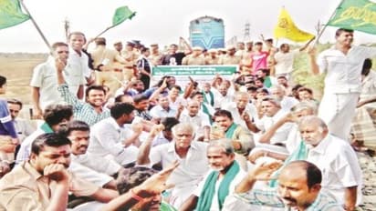 பல்வேறு கோரிக்கைகளை வலியுறுத்தி இரயிலை மறித்த காவிரி உரிமை மீட்புக்குழுவினர் 65 பேர் கைது…