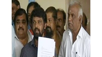 இயக்குநர் சேரன் 2-வது நாளாக உள்ளிருப்பு போராட்டம்! சேரனுக்கு பெருகும் ஆதரவு!