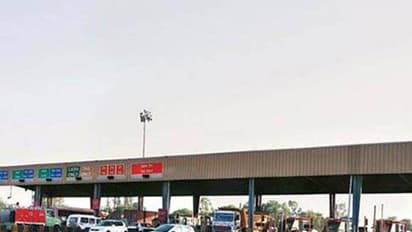 ವೈದ್ಯರೊಬ್ಬರು 40 ರೂ. ಟೋಲ್ ಹಣ ಕಡಿತಕ್ಕೆ ಸಿಬ್ಬಂದಿಗೆ ಡೆಬಿಟ್ ಕಾರ್ಡ್ ಕೊಟ್ಟರು? ಆಮೇಲೆ ಎಸ್'ಎಂಎಸ್ ಬಂದಾಗ ಮೂರ್ಚೆ ಹೋದರು !