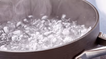 ഉറങ്ങിക്കിടന്ന ഭര്ത്താവിന്റെ സ്വകാര്യ ഭാഗങ്ങളിൽ തിളച്ച വെള്ളമൊഴിച്ച് ഭാര്യ, 50 ശതമാനം പൊളളലേറ്റു