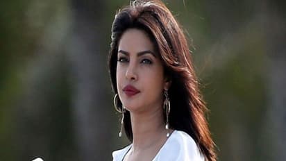 வரி கட்டாமல் டிமிக்கி கொடுத்த நடிகை பிரியங்கா சோப்ரா..! வசமாக சிக்கினார்..!