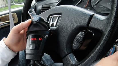 కారు సైలెన్సర్లో తల పెట్టిన యువతి, ఎందుకంటే?