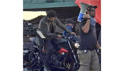 പ്രഭാസിന്റെ സാഹോയ്ക്കായി തകര്ത്തത് 37 കാറുകള്