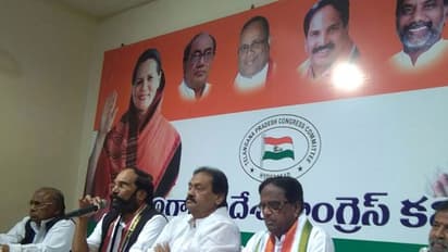 కాంగ్రెస్ ఎన్నికల కమిటీలో ముసలం: సీట్ల సర్దుబాటులో కుమ్ములాటలు