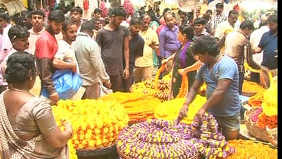 ಈ ಬಾರಿಯ ದಸರಾ ಬಲು ದುಬಾರಿ: ಗಗನಕ್ಕೇರಿದೆ ಹೂ-ಹಣ್ಣುಗಳ ಬೆಲೆ