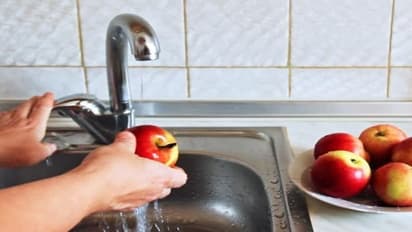 இந்த ஆறு வழிகளை பயன்படுத்தி பழங்களில் இருக்கும் பூச்சிமருந்தை சுத்தம் செய்யலாம்…