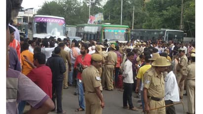 ಬೆಂಗಳೂರು: ಮಾರುಕಟ್ಟೆ ಸ್ಥಳಾಂತರಕ್ಕೆ ವಿರೋಧ; ರಾಷ್ಟ್ರೀಯ ಹೆದ್ದಾರಿ ತಡೆದ ರೈತರು