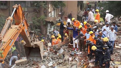 భారీ వర్షం ఎఫెక్ట్: పేకమేడలా కుప్పకూలిన రెండంతస్తుల భవనం(వీడియో)