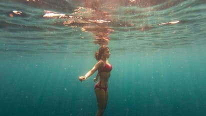 బికినీతో సముద్రంలో ఈదుతూ గ్లామర్ పెంచేస్తున్న శ్రియ సరన్