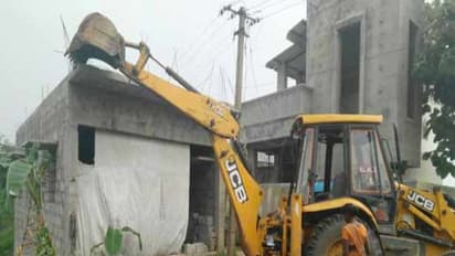 ஊத்துக்கோட்டை நெடுஞ்சாலையில் உள்ள ஆக்கிரமிப்புகள் அகற்றம்; தொடர் புகார்களால் ஆட்சியர் அதிரடி...