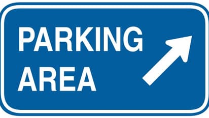 పార్కింగ్ ఫీజు అడిగారని.. సిబ్బందిపై క్రికెట్ బ్యాట్ తో కారు ఓనర్ వీరంగం.. ఒకరికి తీవ్రగాయాలు..