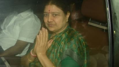 இவ்வளவு பரபரப்பிலும் அக்காவை மறக்காத சசிகலா! மீண்டும் பிறந்த ஜெயலலிதா...!