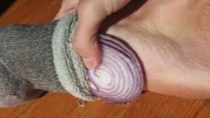 வெங்காயத்தை பாதத்தில் வைத்து தூங்கினால் ஏற்படும் நன்மைகள்…