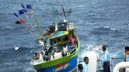 எல்லாமே எங்க ஏரியாதான்..! கடல்ல கால வச்சாலே அரெஸ்ட் பண்ணும் இலங்கை கடற்படை..! மீண்டும் தமிழக மீனவர்கள் கைது..!