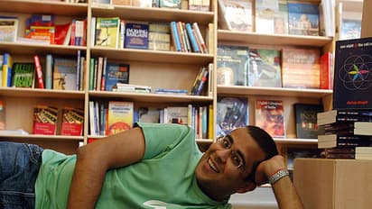 कश्मीरी मुस्लिम लड़की और संघ के नेता के बेटे की 'कहानी' ला रहे चेतन भगत