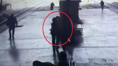 இளம் பெண்ணுக்கு வலுக்கட்டாயமாக முத்தம் கொடுத்த வாலிபர் கைது!