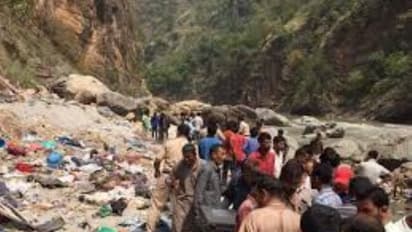 2 பஸ்கள், 2,400 அடி பள்ளத்தில் விழுந்து நொறுங்கியதில் 30 பேர் பலி