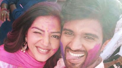 మెహరీన్ తో పండగ చేసుకుంటూ అడ్డంగా బుక్కైన విజయ్ దేవరకొండ