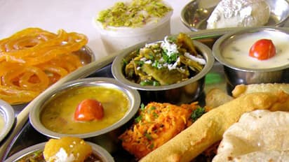 পুজোয় ভুরিভোজ, জেনে নিন নবমীতে পাত পেড়ে খেতে কত টাকায় কোথায় বাফে