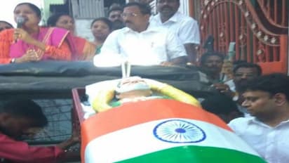 ஜெயலலிதாவின் சவப்பெட்டி பிரச்சாரம்: ஓட்டுக்காக எதையும் செய்யலாமா ஓ.பி.எஸ்?