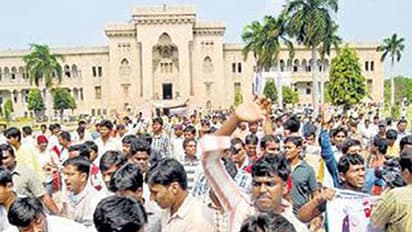 ఓయూలో ఉద్రిక్తత... టీఆర్ఎస్ ప్లెక్సీలను చించేసి విద్యార్థుల ఆందోళన