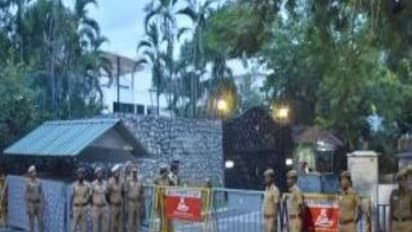 வேதா இல்லம் முன்பு போலீஸ் குவிப்பு - போயஸ் கார்டனில் பரபரப்பு!!