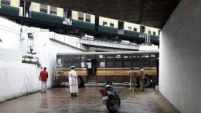 தாறுமாறாக ஓடிய சென்னை மாநகரப் பேருந்து - சுரங்கப்பாதை சுவரில் மோதி 10 பேர் காயம்...!