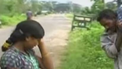 ആശുപത്രിക്കാര്‍ ആംബുലന്‍സ് നല്‍കിയില്ല; ഭാര്യയുടെ മൃതദേഹം  തോളിലേറ്റി ആദിവാസി യുവാവ് നടന്നത് 10 കിലോമീറ്റര്‍