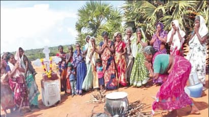 அரசு பழத்தோட்டத்திற்குள் புகுந்த 100-க்கும் மேற்பட்ட பெண்கள்; பொங்கல் சமைத்து சாப்பிட்டு போராட்டம்...