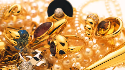 ವಿಮಾನದಿಂದ ಉದುರಿತು ಟನ್’ಗಟ್ಟಲೇ ಚಿನ್ನ..ಅಬ್ಬಾ..!